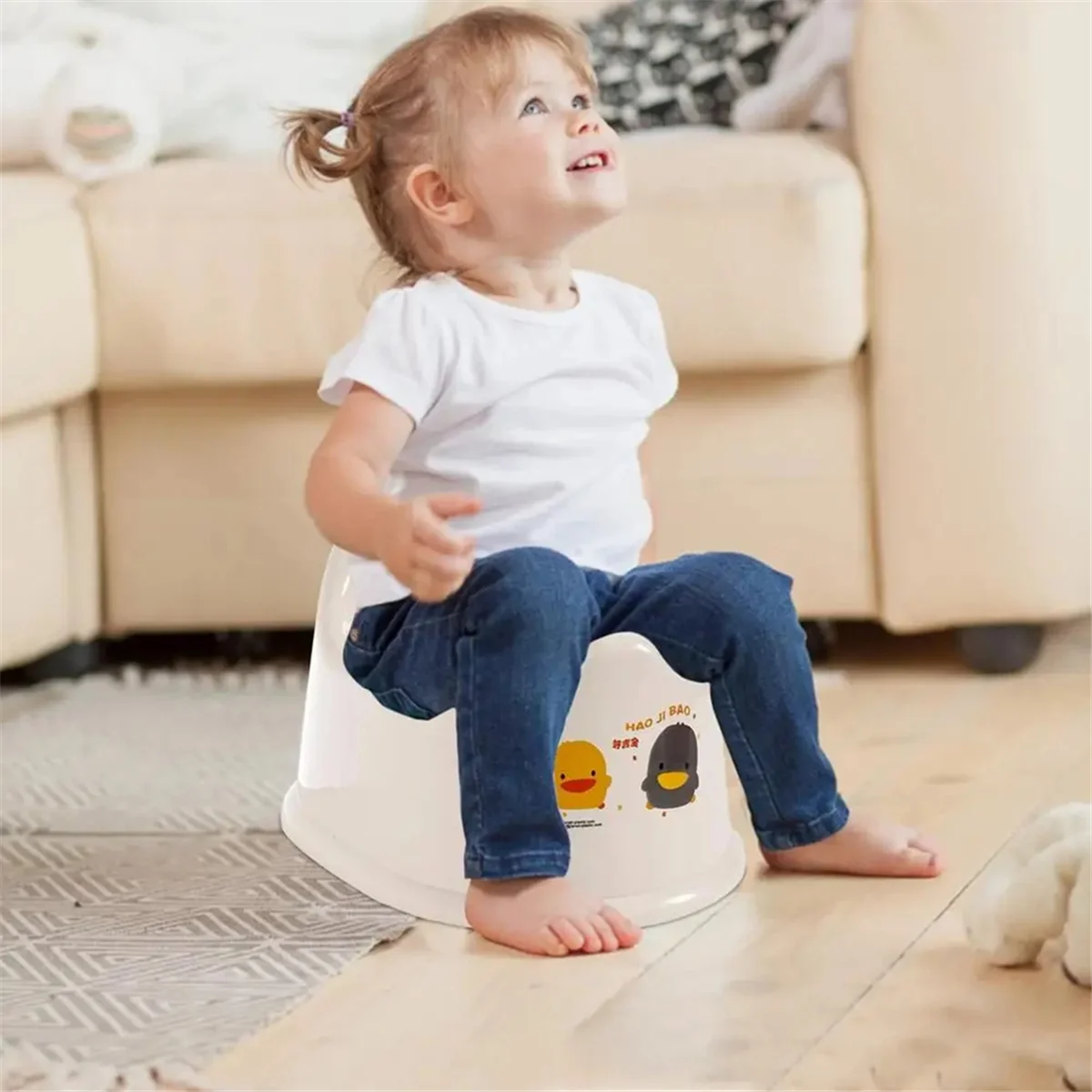 Portable training toilet for toddlers, designed for safe and convenient potty training. Its oval bottom and non-slip features ensure stability and safety for children. Ideal for travel and home use, this potty trainer provides a comfortable and hygienic
