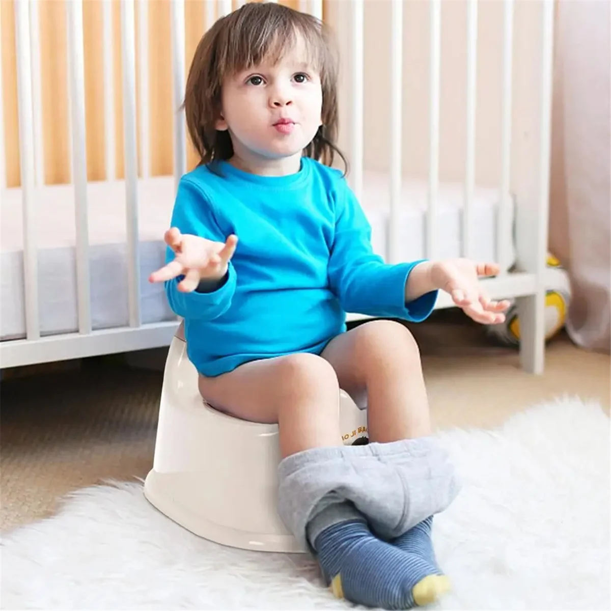 Portable training toilet for toddlers, designed for safe and convenient potty training. Its oval bottom and non-slip features ensure stability and safety for children. Ideal for travel and home use, this potty trainer provides a comfortable and hygienic
